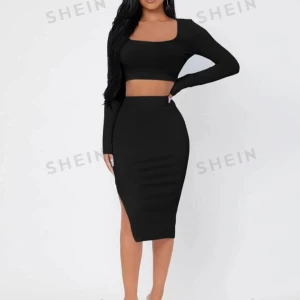 High waist split thigh skirt - Shein - | Svart högmidjad midikjol med slit | Strl: S | Pris kandiskuteras | Skick: bra |Köparen står för frakten | Kolla gärna igenom mina andra annonser också 🥰