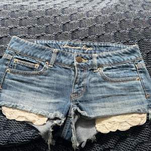 Tvär snygga jeans shorts från american eagle❣️ Det står ingen storlek i dom men skulle säga att det är typ storlek 34, skriv för mått på byxorna🩷🩷 (tjejen på sista bilden brukar ha 32 i byxor och shortsen är ungefär en storlek stora på henne)🩷🩷