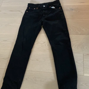 501 byxor - 501 i ett jättebra skick, inga hål. Använda cirka 10 gånger. Perfekta ni till hösten och otrloligt sköna. Priset är inte hugget i stenen.