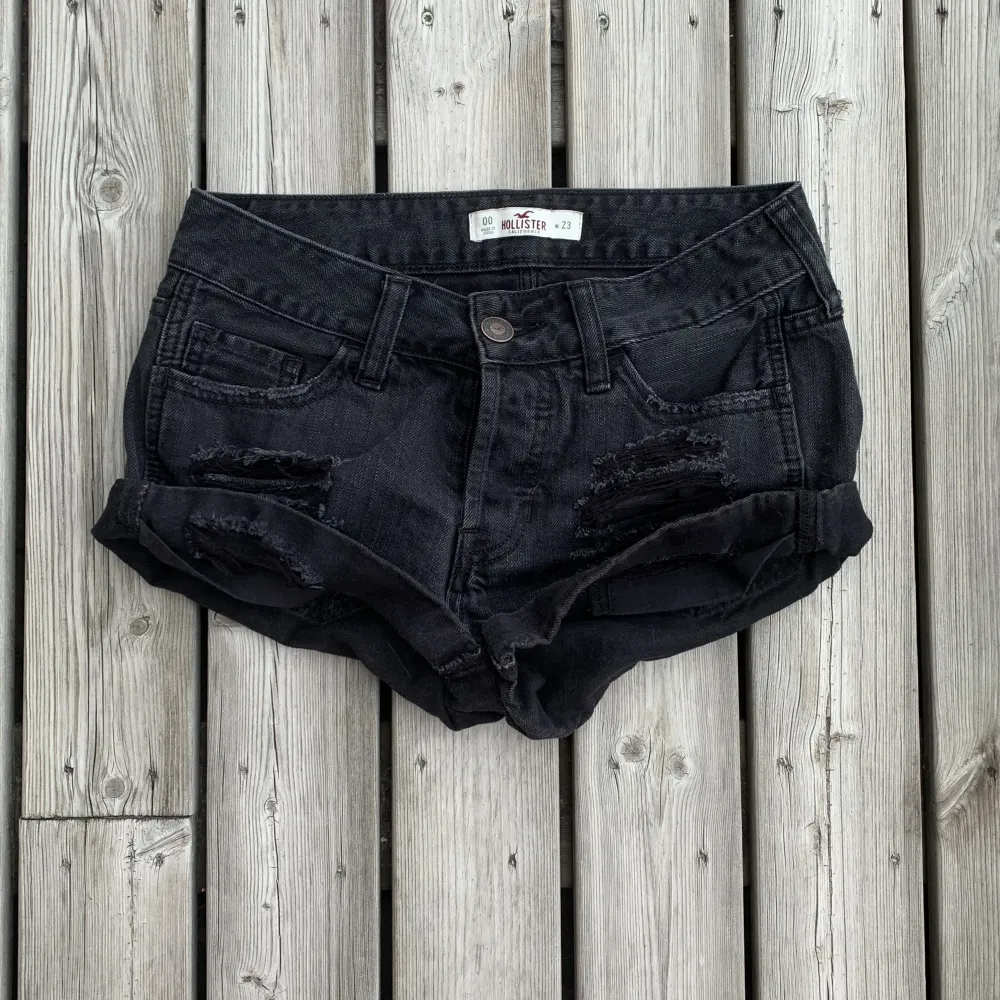 Lågmidjade, svarta Hollister shorts som tyvärr var för stora för mig 💔 midjemåttet är ca 36 cm, priset går att diskutera 💋. Shorts.