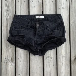 Lågmidjade svarta hollister shorts  - Lågmidjade, svarta Hollister shorts som tyvärr var för stora för mig 💔 midjemåttet är ca 36 cm, priset går att diskutera 💋