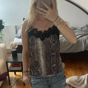 Linne - Säljer detta super fina linne i ormskinsmönster💕 Skriv för frågor!