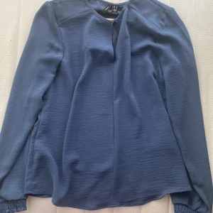 Blus  - Blus i storlek M från Vero Moda men passar även S, den är helt ny.