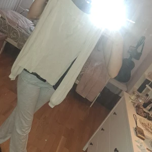 Beige långärmad tröja - Typ helt oandvänd!