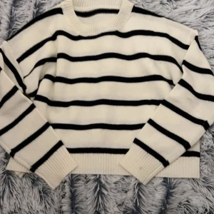 Stickade tröjor  - Jag säljer dessa två tröjor eftersom jag inte använder de längre. Väldigt fina, Basic, smat sköna. Säljer båda för 100