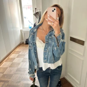 Jeansjacka cropped - Supersnygg croppad jeansjacka från bikbok. Perfekt inför sommaren💗Obs bilden är lånad så det är inte samma jacka men en väldigt lik.