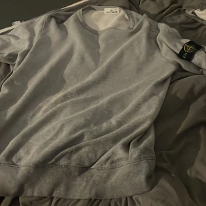 Stone island tröja - Stone island tröja i bra skick förutom att det är en liten bleknings fläck. Kan även bytas mot något annat. Säljs för att det är en för stor storlek för mig  bytes helst mot en tröja i L. Kan säljas billigare om det är en snabb affär