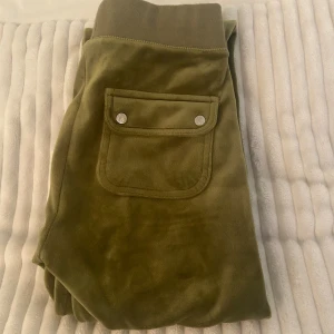 Juicy couture byxor - Säljer mina Juicy byxor pga att  de inte används. Jag är 156 och de är lite för långa men det funkar fortfarande💓