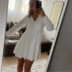 Vit klänning - Super fin klänning från Vila💕 Lånad bild 
