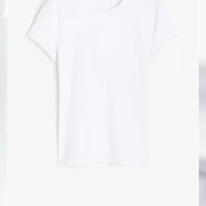 Tajt t-shirts  - En svart och en vit tajt t-shirt. Båda är storlek xs, inga defekter på nån av de. Styck 99, båda 150❤️