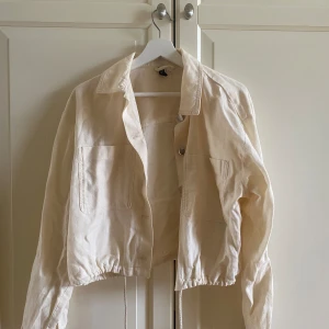 Beige tunn jacka - Använd ett fåtal gånger, normal i storleken.  Väldigt skönt material, som linne🌸 Sitter oversized på en XS.