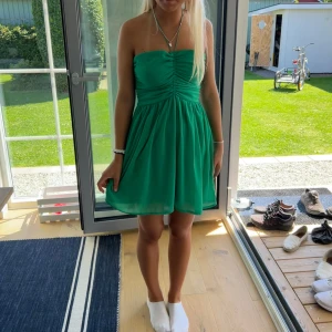 Zara klänning  - Säljer denna superfina klänningen ifrån zara, storlek M men är själv en xs/s🩷🤗 Går bra att trycka på köp nu!  Hör av er vid frågor🤍