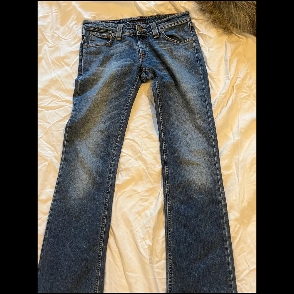 Skit snygga bootcut jeans med blå tvätt! Köpte av en jättesöt tjej på loppis men har aldrig använt dem själv då dem var lite för stora. Inga defekter förutom slitningarna i follen. Skriv gärna om ni har frågor 💕.. Jeans & Byxor.