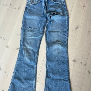 Jeans - Jeans med hål från gina tricot.