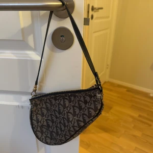Dior saddle bag - 🙌🏼Intressekoll🙌🏼 på min assnygga unika dior väska  Köpt på the vintage bar och har kvitto kvar  Lite defekter men inget man lägger märke av och därav priset  Verkligen den perfekta väskan 