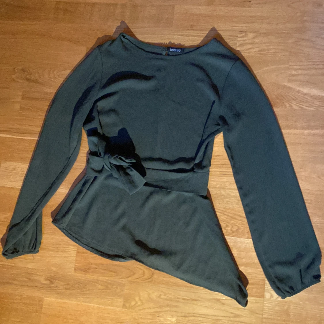 Mörkgrön långärmad topp från Boohoo