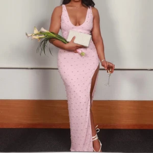 Ljusrosa balklänning/ klänning storlek S - Super fin ljusrosa klänning, enbart använts i några timmar och i helt nytt skick. Glittrar nästan pga alla fina pärlor och sitter jätte bra på kroppen.