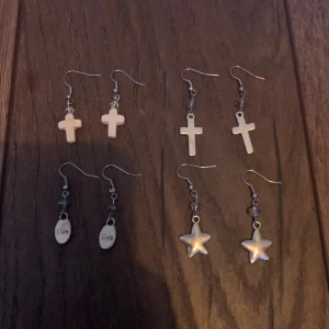 Örhängen - Säljer fyra par örhängen för 25kr/st ich alla för 80🤍Har gjort dom själv och dom är aldrig använda. Köparen står för frakt🤍Skriv vid frågor💬