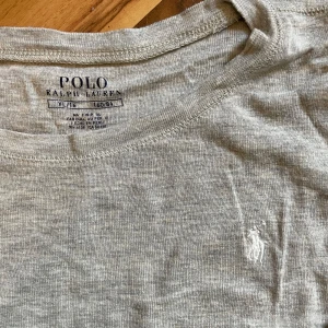ralph lauren tröja  - en ljusgrå långärmad ralph lauren tröja. fick denna av min syster för länge sedan så är väl använd. sitter som en xs, möjligtvis s. 