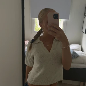 Stickad t-shirt - En beige jätte söt stickad t-shirt med krage. Jättefin till sommaren eller typ till ett par lågmidjade jeans🥰🥰🥰 