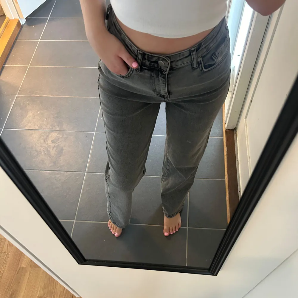 Gråa jeans från Madlady storlek 36. Har en pytteliten fläck på framsida lår men inget man tänker på (se sista bilden) . Jeans & Byxor.