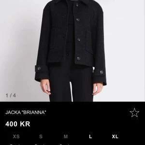 höst kappa  - kappa ifrån lager 157, använd cirka 10 gånger inga defekter storlek s. säljer då den inte kommer till användning. den går ej att köpa på hemsidan längre i strl s. nypris 400 säljer för 200