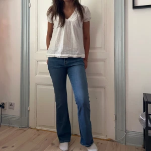 Low bootcut jeans  - Bootcut Levi’s jeans, modell 545! Står storlek M men sitter som S