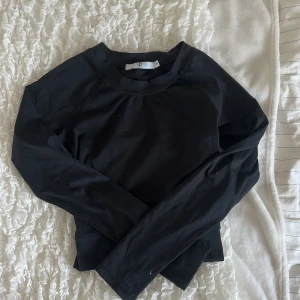 Träningströja från wakakuu  - Träningströja långärmad cropad från wakakuu💗