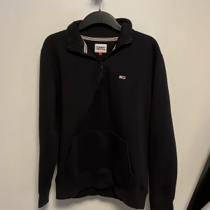 Half Zip Hoodie - Tommy Jeans Half Zip Hoodie Använd 1 gång Storlek: L Nypris 1100kr Mitt pris: 650kr