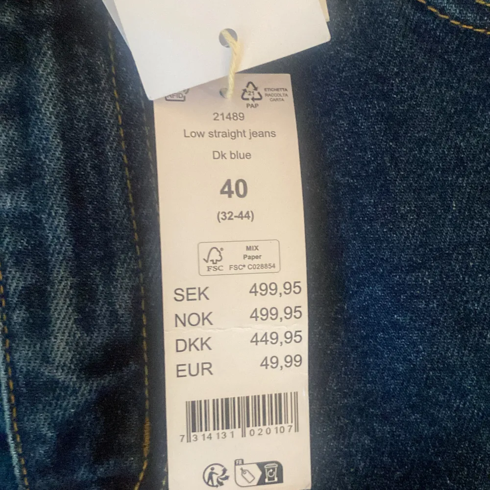 Nya low waist/ straight jeans fråg Gina Tricot. Helt nya med prislappar . Jeans & Byxor.