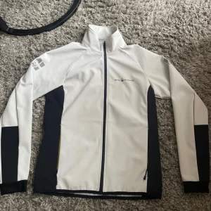 Sail Racing spray jacket  - Storlek s kan säkert passa m nyskick har använt två till tre gånger men de va inte riktigt min stil. Kan även gå ner i pris för snabb affär. 2800kr ny