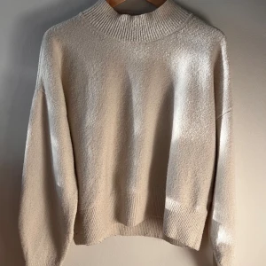 Vit tjocktröja - En vit stickad tröja från & other stories. Köpt för 800kr❤️