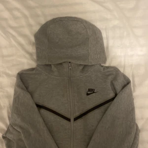 Nike tech fleece - Storlek: 158-170. Skick:10/10 aldrig använd bara testad. Ny pris:1095kr 