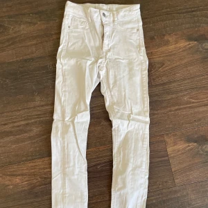 Vita skinny jeans - Vita skinnyjeans från Gina Tricot, modellen Molly. Använda fåtal gånger, så är fortfarande i nyskick. Dock är lappen bortklippt, men annars hela och fina. 