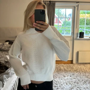Vit stickad tröja - Jättefin stickad tröja med detaljer fram och lite båtringad hals❣️
