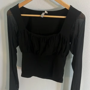 Svart långärmad topp - Använd 1 gång. Svart topp från asos med mesh-ärmar Som nyskick
