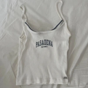 Vitt linne med text - Detta linnet köpte jag på Pull&bear i Frankrike. Själv tycker jag att det är väldigt fint men dessvärre behöver jag sälja det för att det ej passar längre.  Priset går att diskuteras