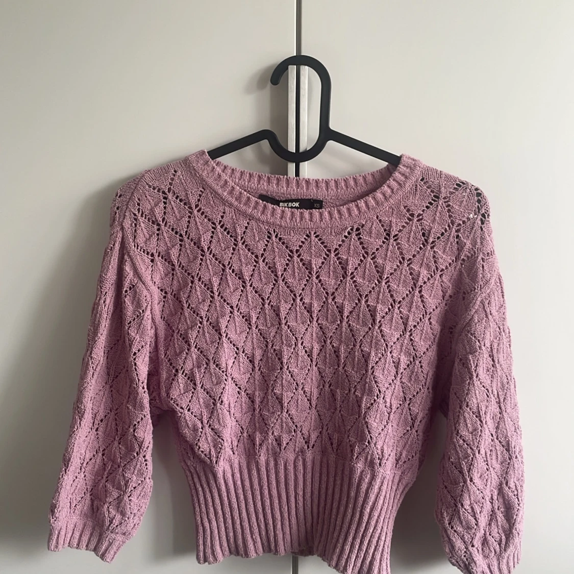 Ljuslila stickad tröja från Bik Bok - 90