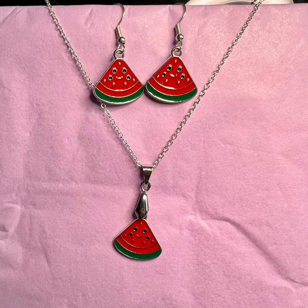 Supersöta örhängen med matchande halsband. Gjorda av mig, i rostfritt stål🍉. Accessoarer.