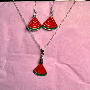 Vattenmelon-kit - Supersöta örhängen med matchande halsband. Gjorda av mig, i rostfritt stål🍉