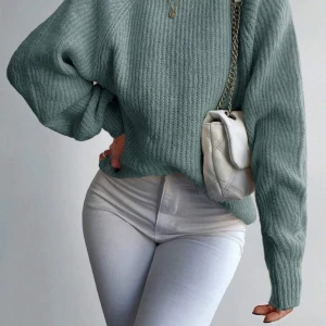 Stickad tröja - Stickad grön tröja från Shein i nyskick. Nypris var 199 så säljer för halva priset. Jätte fin och mysig