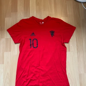 Manchester United tröja Rashford 10 - En Manchester United tröja från adidas, den är ingen riktig matchtröja men det är en t-shirt köpt från adidas hemsidan. Storlek M och den är använd ett par gånger, den är k perfekt skick utan defekter, pris kan diskuteras.