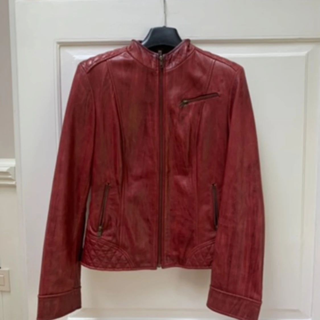 Röd läderjacka