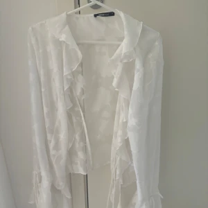 Spets topp  - Säljer nu denna topp från Gina Tricot då den inte kommer till användning endas använd vid ett tillfälle.  Köpte för ca 400 kr. 