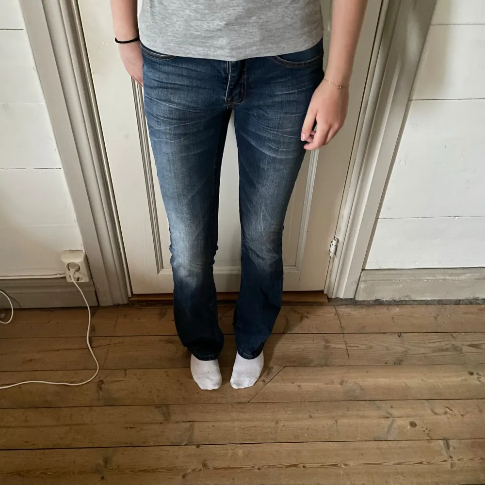 Säljer ett par snygga blå jeans från Capri Collection i storlek 32. De har en klassisk femficksdesign och en bekväm passform. Perfekta för vardagsbruk och kan enkelt matchas med olika toppar. Jeansen är aldrig använda köpta för runt 800💗. Jeans & Byxor.