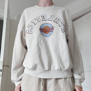 Beige sweather med tryck  - En tjocktröja i bra skick, med varmt "foder" på insidan.