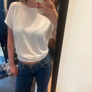 Vit blus med öppen rygg - Fin vit blus med öppen rygg som man kan knyta på olika sätt💕är storlek xs men passar på mig dom är storlek S också