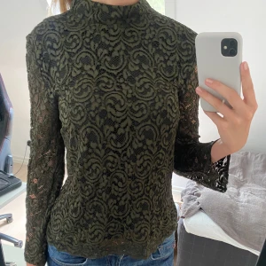 Grön spetstopp  - Grön spetstopp i mycket bra skick med osynlig dragkedja i ryggen ❤️ passar även om du vanligtvis har S/M 36/38 