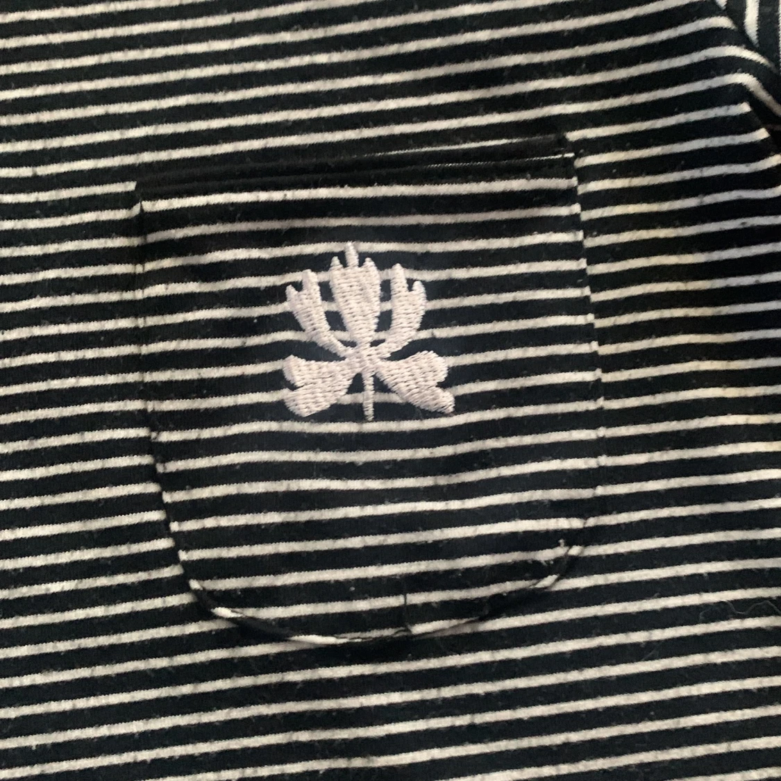 Svart och vit y2k t shirt med puffiga händer  - 92