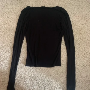 Långärmad tröja  - Fin långärmad tröja i gott skick eftersom jag fått den i present och aldrig använt.